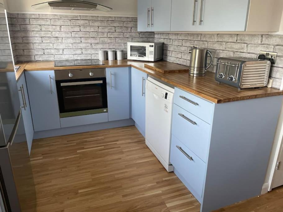 Stylish & Spacious 2 Storey, 3 Bed Apartment Грейвсенд Экстерьер фото