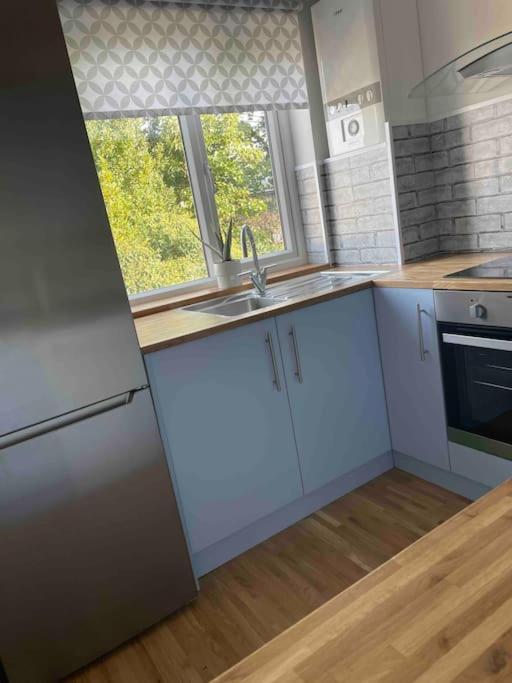 Stylish & Spacious 2 Storey, 3 Bed Apartment Грейвсенд Экстерьер фото